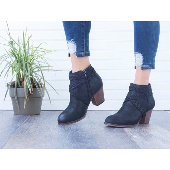 5 1/2🆕5⭐️BEST SELLER Distressed Booties - Picture 4 of 6